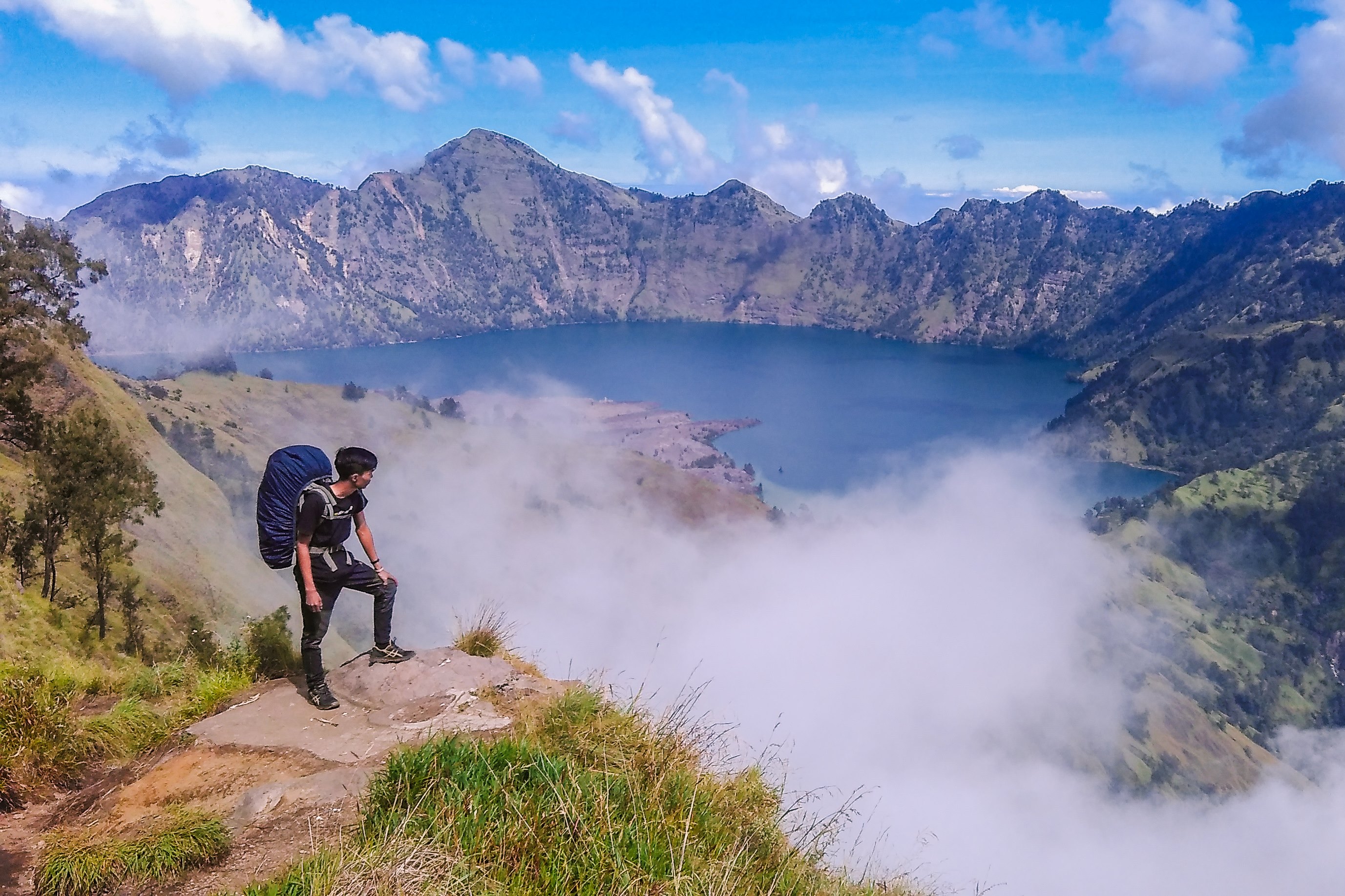 Sebelum mendaki, biasanya seseorang akan melakukan persiapan matang, baik fisik, mental, dan peralatan, serta penting memilih jalur dan durasi yang sesuai pendakian ke Rinjani tetap bisa dinikmati.