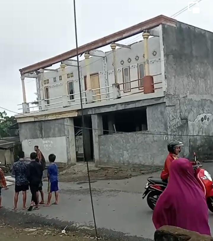 RUSAK: Kondisi rumah salah seorang warga di Lombok Timur (Lotim) yang rusak akibat diguyur hujan lebat disertai angin kencang beberapa hari lalu.