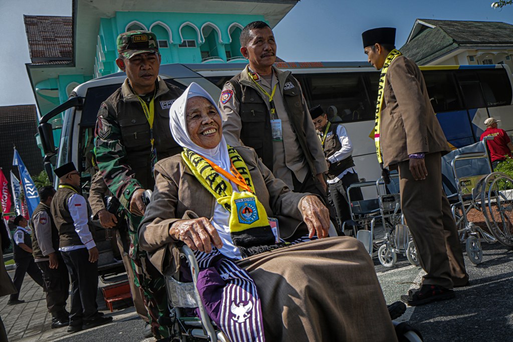 LANJUT USIA: Seorang jamah haji Kota Mataram menggunakan kursi roda saat akan berangkat, tahun lalu.&nbsp;