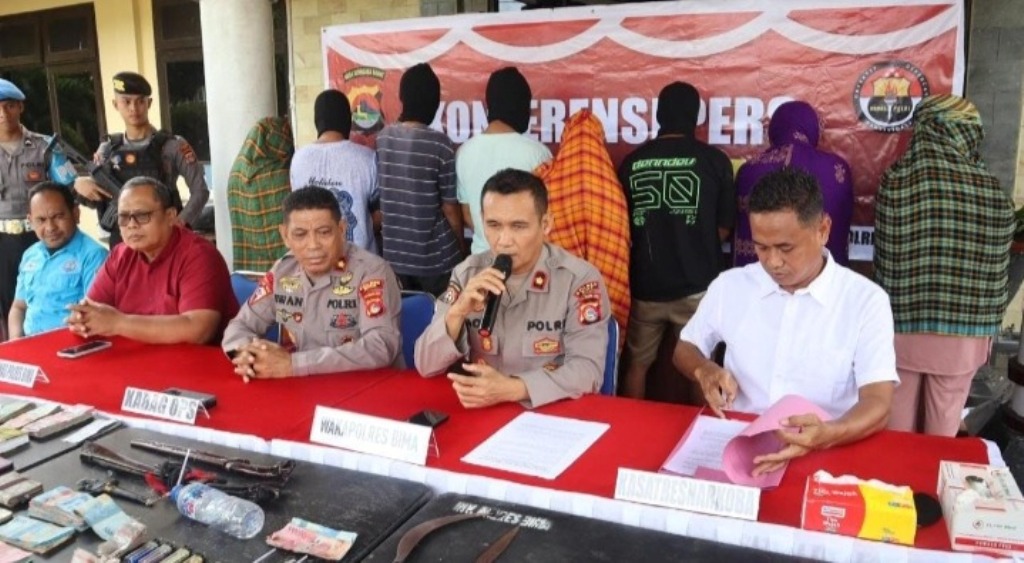 PENANGKAPAN JARINGAN NARKOBA: Wakapolres Bima Kompol Saogi Angsar menyampaikan proses penangkapan sembilan orang (berdiri belakang) yang terlibat jaringan narkoba, Minggu (23/3).