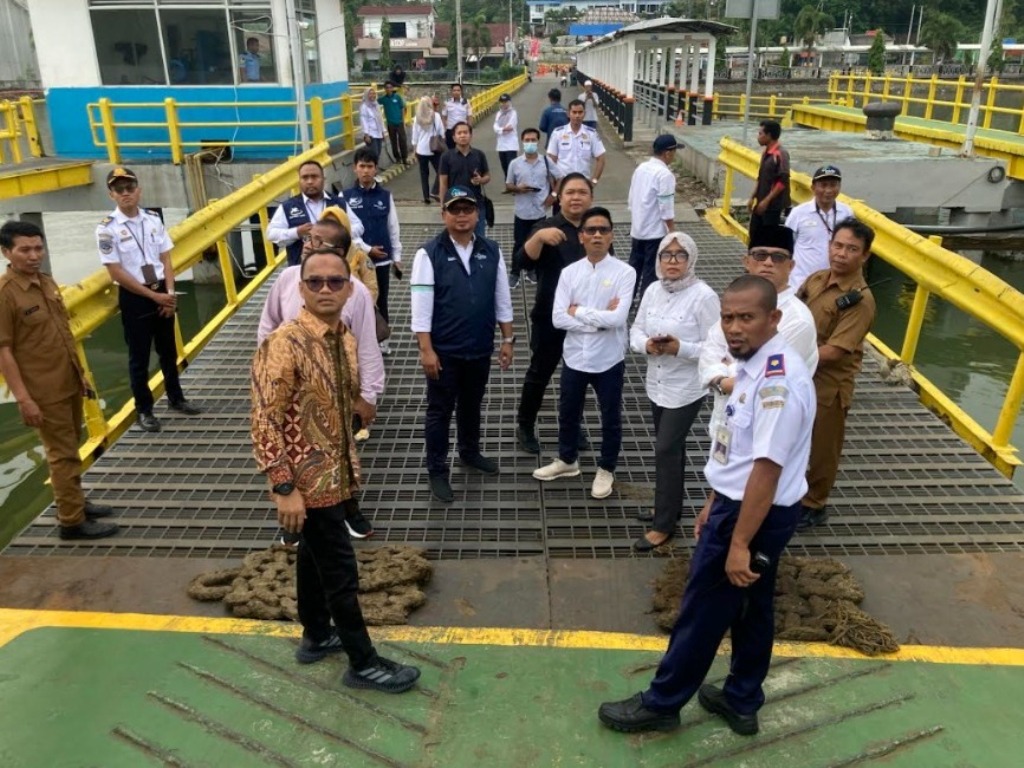 PANTAU PELABUHAN: Wakil Ketua DPRD NTB Lalu Wirajaya (kiri) bersama Ketua Komisi IV DPRD NTB Hamdan Kasim dan jajaran anggota Komisi IV DPRD NTB memantau kondisi kapal di pelabuhan Lembar,Senin (24/3)