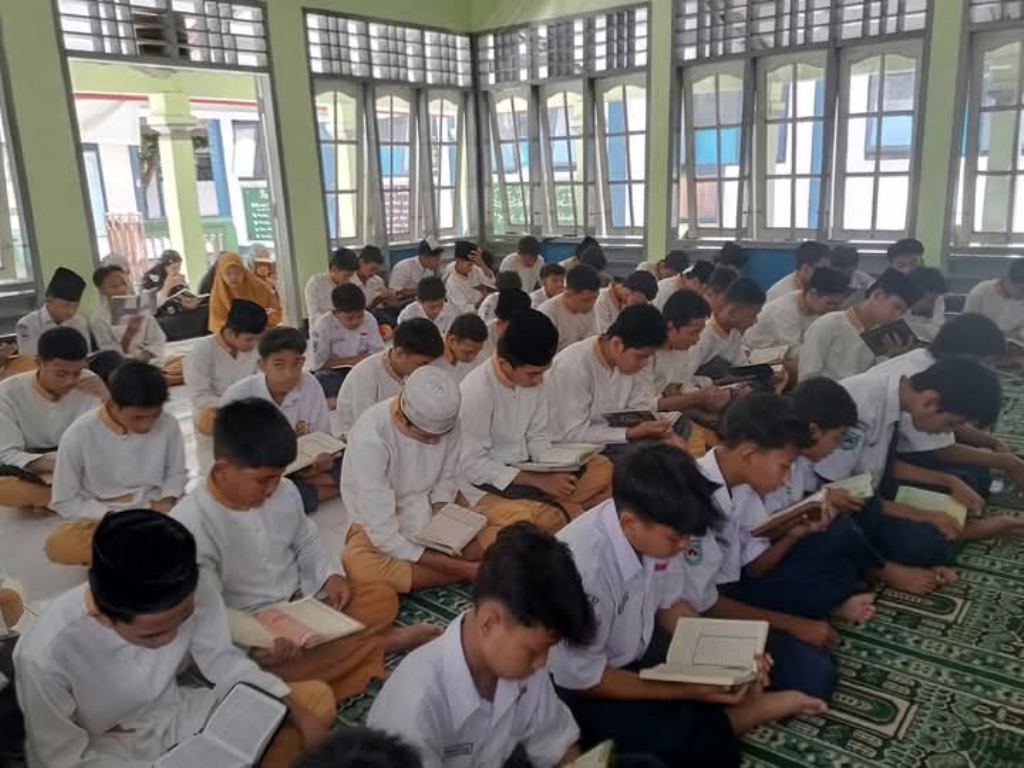 TADARUS: Siswa SMPN 8 Mataram melaksanakan tadarus di musala sekolah setempat, pekan lalu.