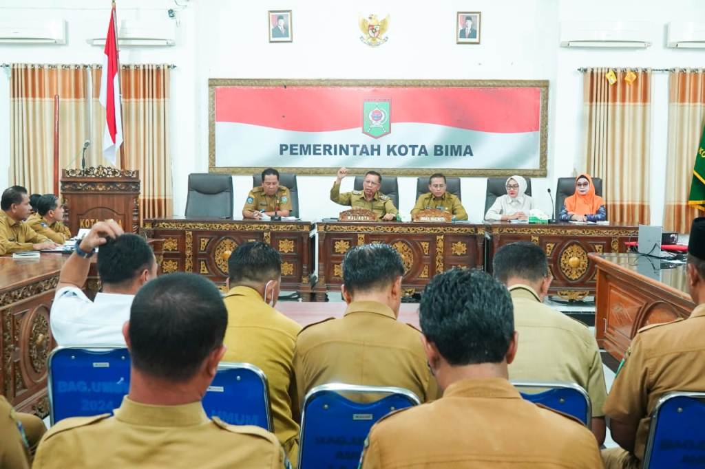 RAPAT: Wali Kota Bima HA Rahman H Abidin memimpin rapat persiapan HUT Kota Bima, Senin (24/3).
