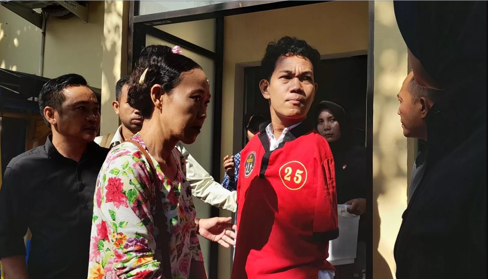 MASIH DIADILI: Terdakwa IWAS menghadiri persidangan di PN Mataram, beberapa waktu lalu.&nbsp;