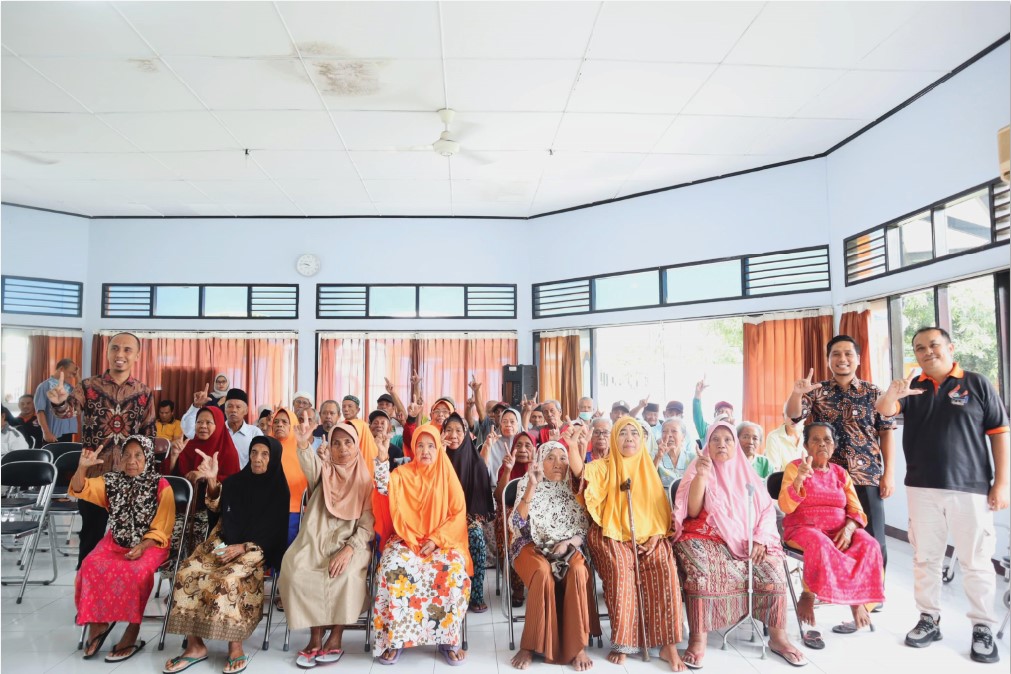 SENYUM CERIA: Para lansia di kantor Pusat Pelayanan Sosial Lanjut Usia Mandalika bersama perwakilan Bank Dinar dan MIM Foundation, Jumat (21/3).