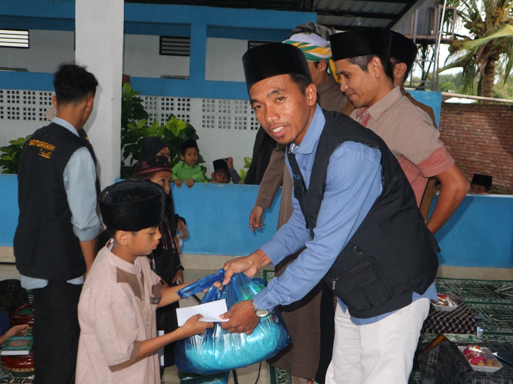 SERAHKAN: Suasana penyerahkan bantuan kepada anak yatim piatu saat peringatan Nuzulul Quran oleh Yayasan Pondok Pesantren Baiturrahim Kabar, Senin (24/3).