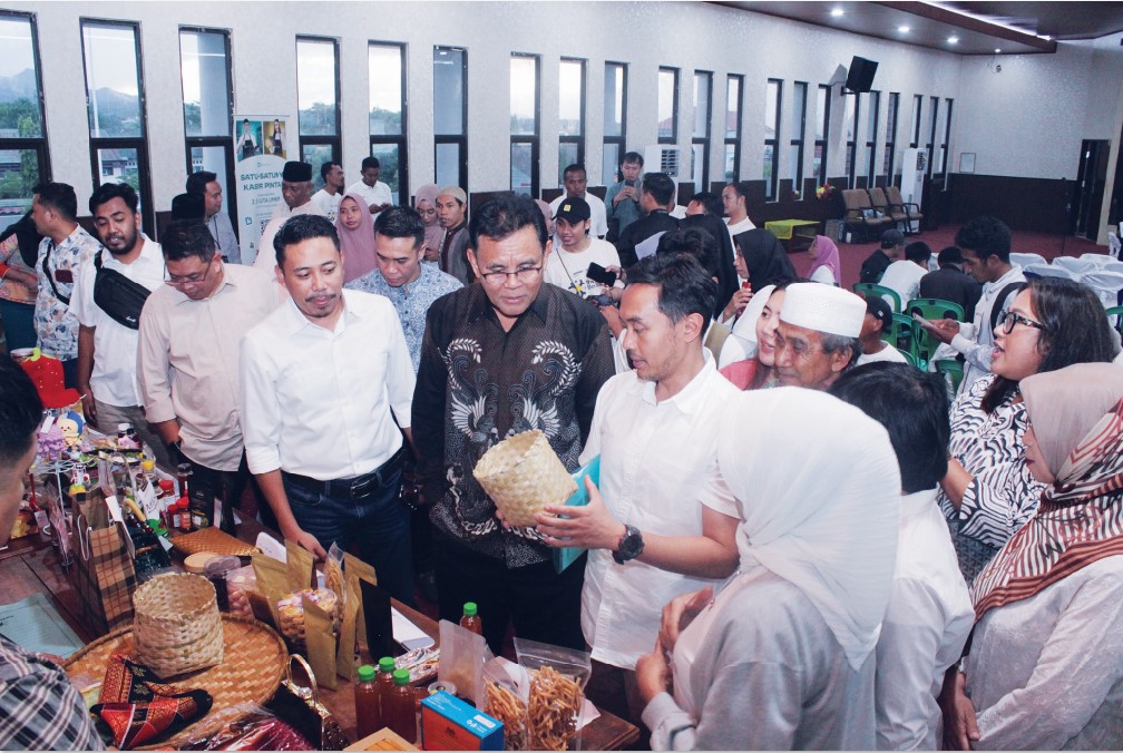 APRESIASI: Bupati Sumbawa H Syarafuddin Jarot (tengah/baju batik) saat melihat produk UMKM binaan Bale Berdaya dalam sebuah pameran, beberapa waktu lalu.