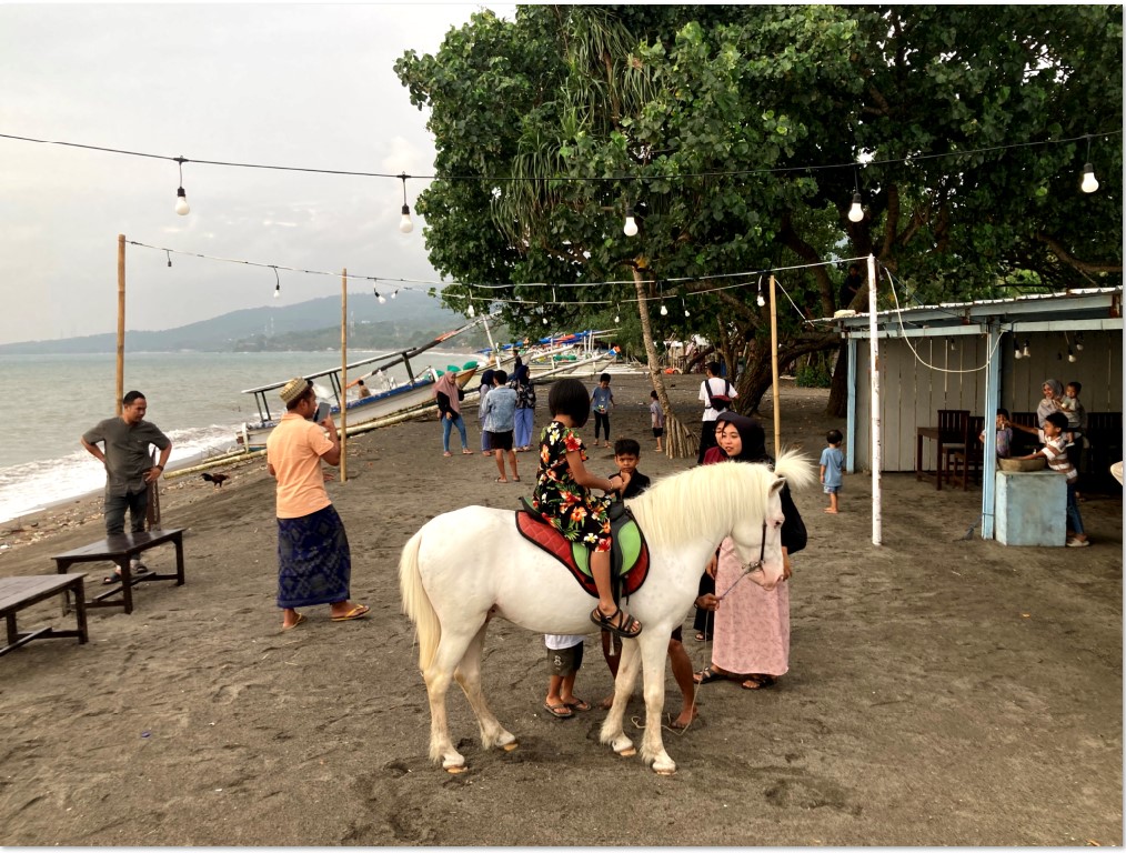 NGABUBURIT: Pengunjung pantai Tanjung Bias sedang menaiki kuda yang disewakan di area Pantai Tanjung Bias, Desa Senteluk, Kecamatan Batulayar, Lombok Barat, Senin (23/3) lalu.