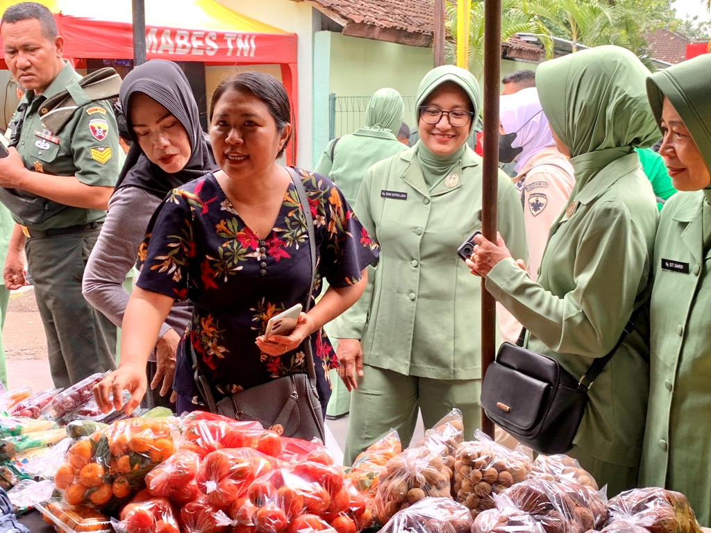 TAWAR MENAWAR: Seorang ibu ibu sedang menanyakan harga tomat di pasar murah, Gebang Selasa (25/3).&nbsp;