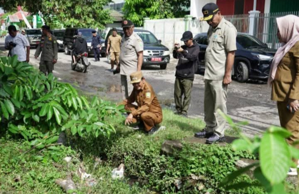 TURUN LAPANGAN: Wabup Sumbawa Mohamad Ansori mengecek kondisi drainase di jalan utama, Selasa (25/3).