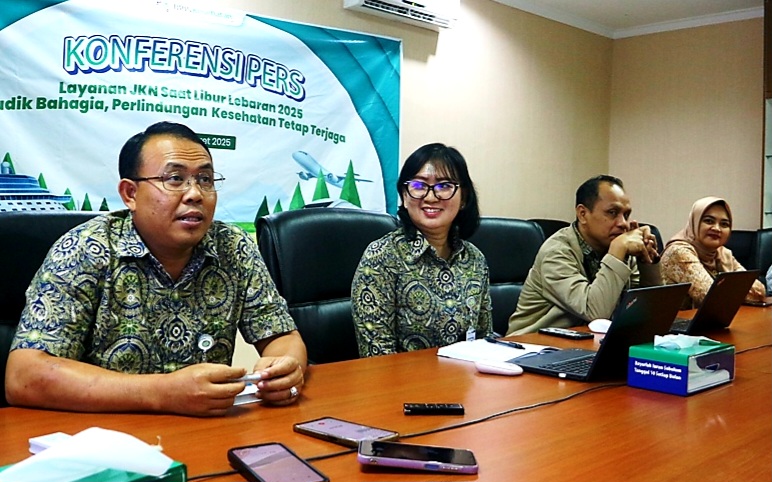 BERI PENJELASAN: Pihak Kantor Cabang BPJS Kesehatan Mataram saat konferensi pers.