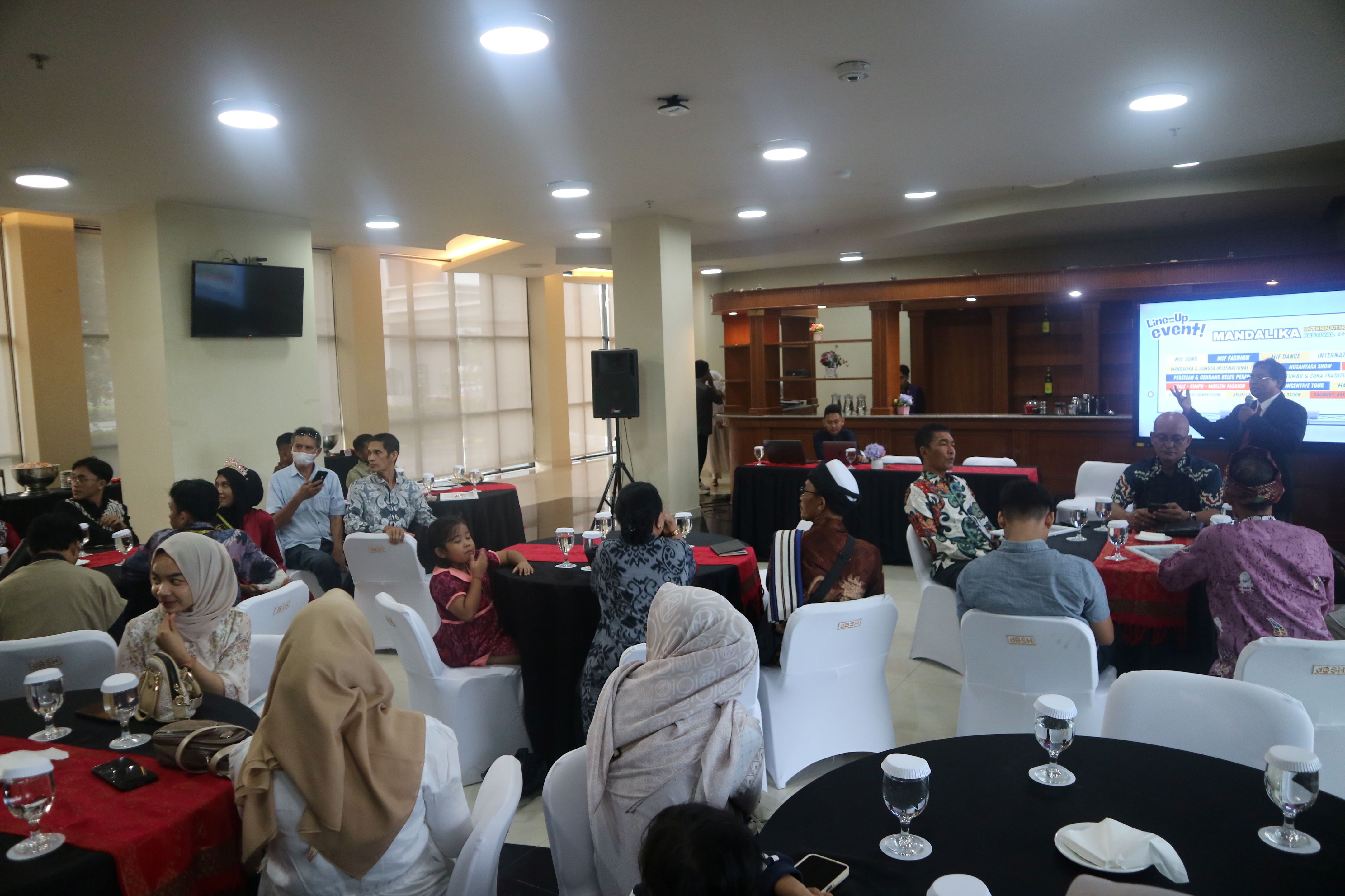Direktur Mandalika Internasional Festival Sirajuddin melaunching ajang Mandalika Internasional Festival 2025 di De Balen Soultan Hotel, Poltekpar Lombok, Selasa (25/3).