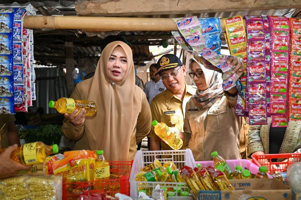 LIHAT LANGSUNG: Wakil Gubernur NTB Hj Indah Dhamayanti Putri (kiri) bersama sejumlah kepala OPD lingkup Pemprov NTB, saat turun ke pasar untuk memantau harga bahan pokok, memastikan ketersediaan stok.