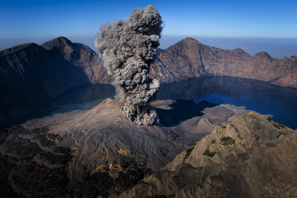 ERUPSI: Gunung Rinjani mengeluarkan erupsi. Ini salah satu bencana vulkanologi yang bisa mengancam warga di sekitar pergunungan dan warga Pulau Lombok pada umumnya.