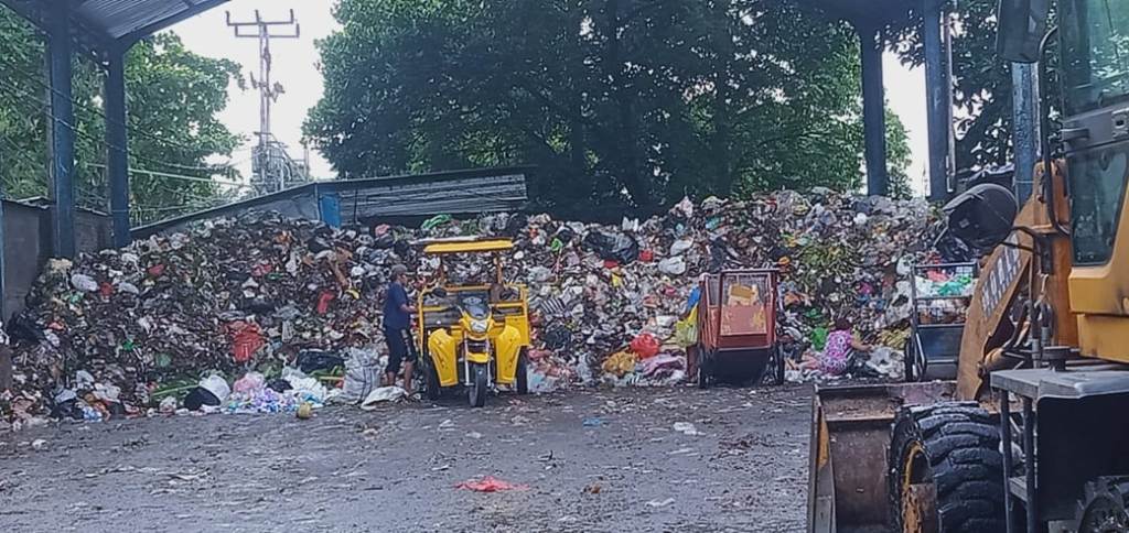 BAU MENYENGAT: Tumpukan sampah di TPS Lawata, Gomong yang sebabkan aroma tak sedap, beberapa waktu lalu.&nbsp;