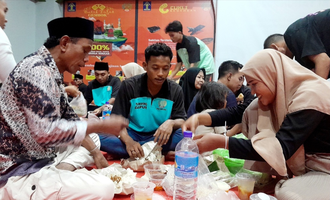 KUATKAN PEMBINAAN: Lapas Kelas IIA Lombok Barat (Lobar) mengadakan kegiatan buka bersama dengan warga binaan bersama keluarganya, Selasa (26/3).