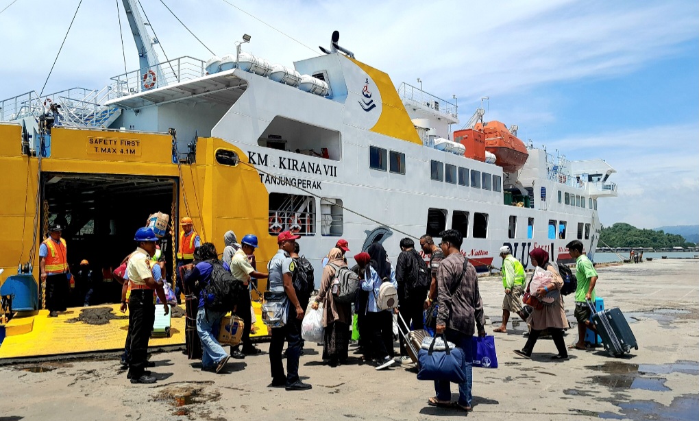 BALIK KAMPUNG: Sejumlah pemudik saat hendak naik Kapal Kirana VII dari Pelabuhan Pelindo Lembar, Selasa (25/3).