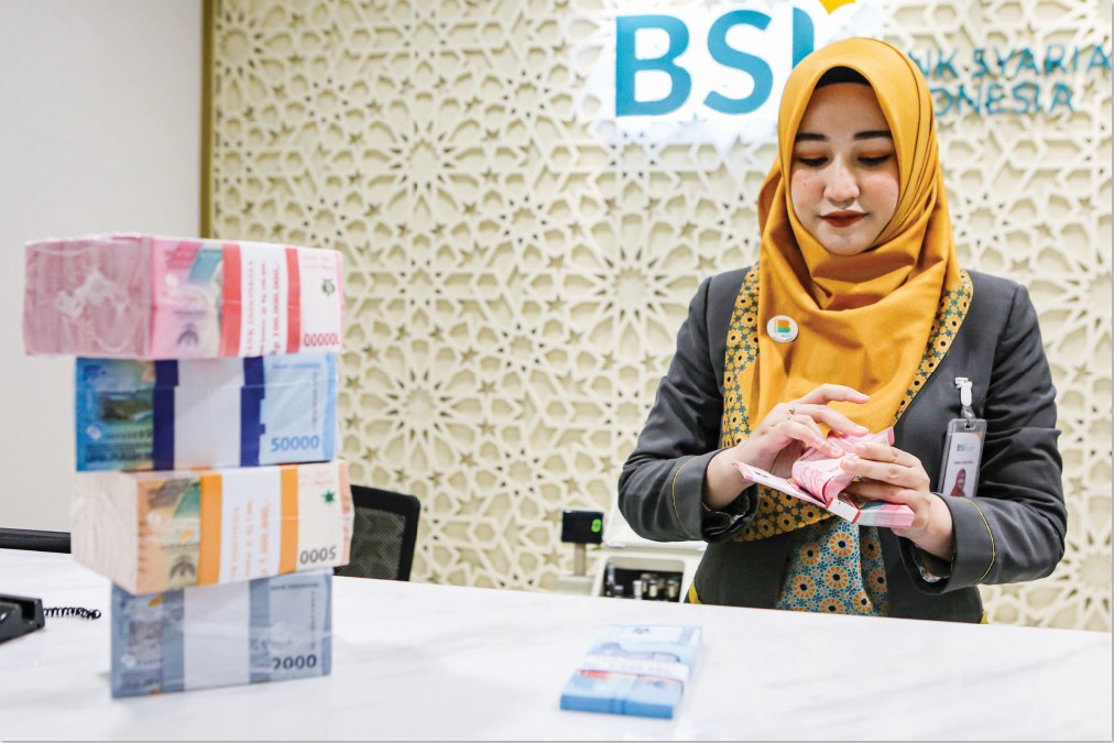 KIRIMAN PMI: Aktivitas layanan di BSI Kantor Cabang The Tower, Jakarta. Transaksi remitansi BSI pada periode Ramadan tahun ini meningkat 15 persen dibanding periode yang sama.