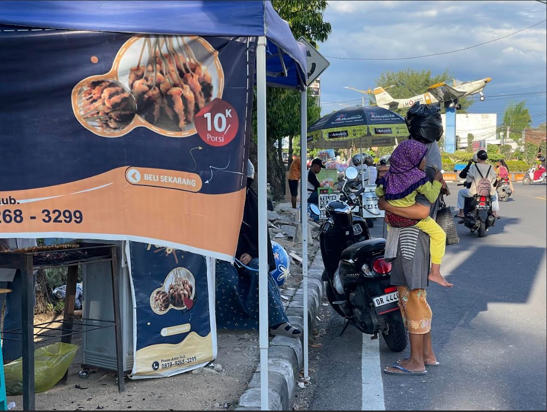 POTRET SOSIAL: Dayah dan anaknya tengah berdiri di depan sebuah lapak sambil menunggu uluran tangan kebaikan dari penjual ataupun pembeli, pekan lalu.