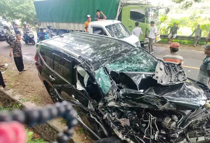 Mobil Pajero Sport yang ditumpangi Kapolres Bima Kota AKBP Didik Putra Kuncoro dan istri terlibat kecelakaan di Teka Sire, Desa Madaprama, Kecamatan Woha, Dompu, Rabu (26/3). (Istimewa/Lombok Post)