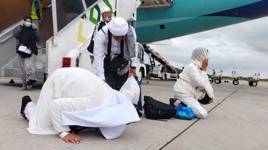 IBADAH HAJI 2025: Sejumlah jamaah&nbsp;haji&nbsp;kloter 02 asal Loteng sujud syukur setibanya di Bandara Internasional Zainuddin Abdul Madjid (BIZAM), Loteng, tahun lalu.