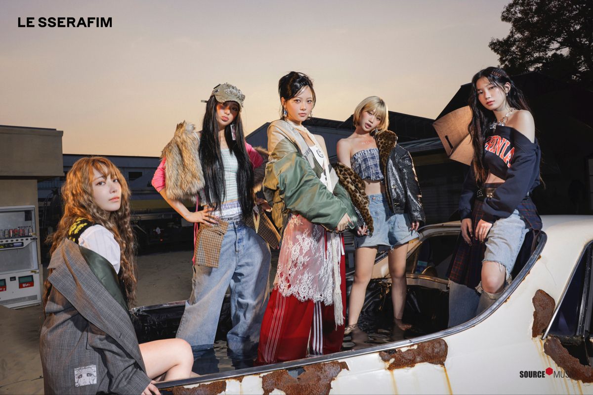 Poster  Mini Album HOT, LE SSERAFIM.