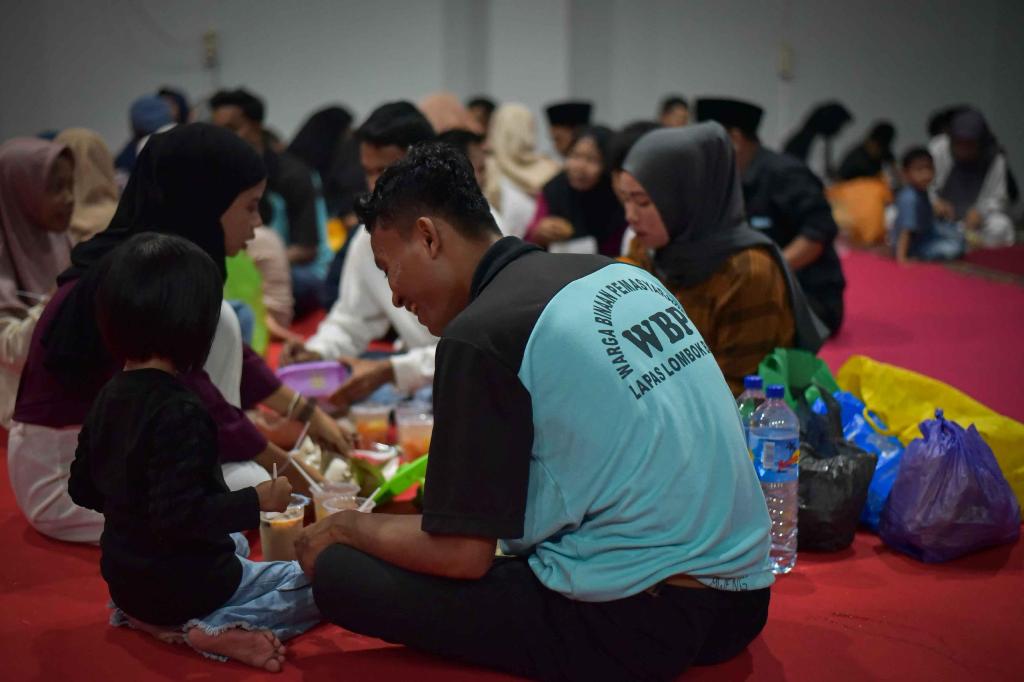 KUNJUNGAN: Sejumlah pengunjung membawakan makanan untuk warga binaan di Lapas Kelas IIA Lobar, Rabu (26/3).&nbsp;&nbsp;