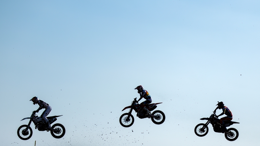 UNJUK KEAHLIAN: Tiga pembalap menunjukkan skill dan strategi untuk menjadi yang tercepat di ajang MXGP Indonesia 2024, yang digelar di lintasan sirkuit yang berlokasi di eks Bandara Selaparang.