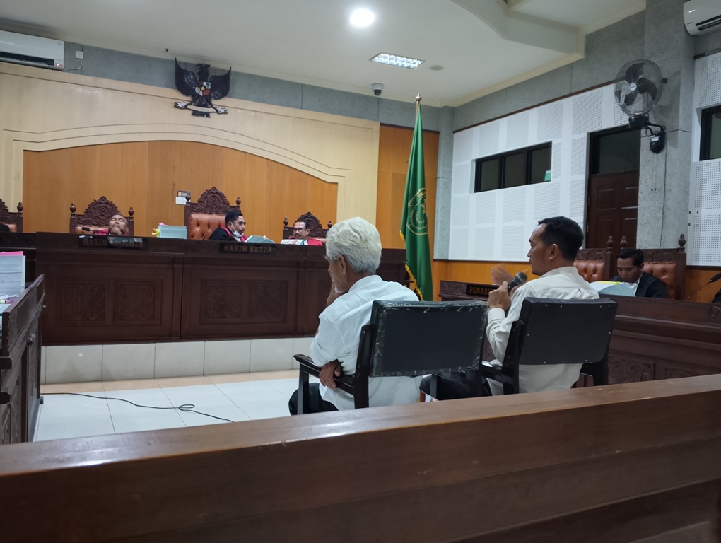 DITUNTUT: Terdakwa korupsi KUR BSI Wawan Kurniawa Issyaputra dan Datu Rahdin Jaya Wangsa duduk dihadapan majelis hakim pada saat sidang di PN Tipikor Mataram, Rabu (26/3).&nbsp;