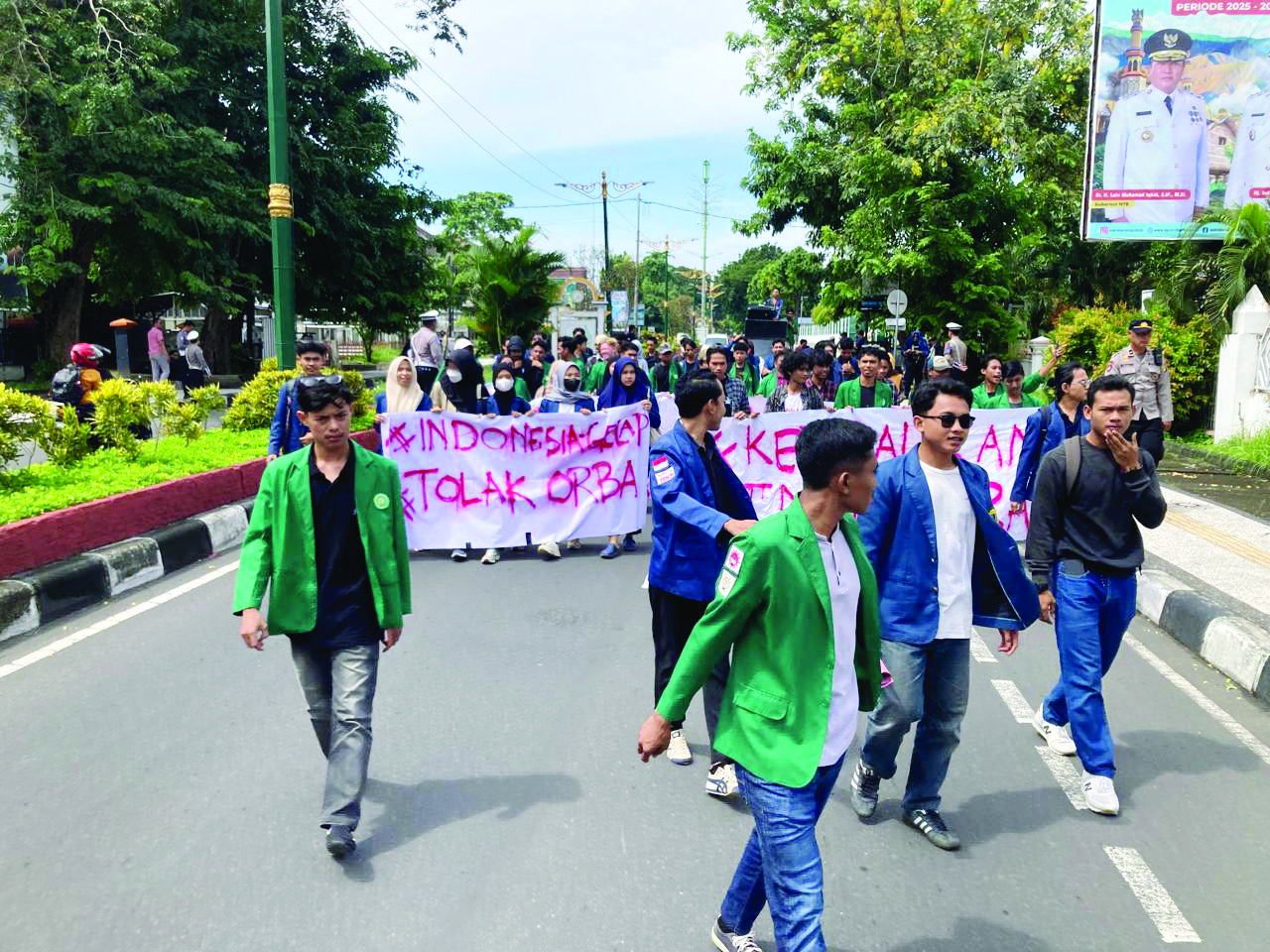 TOLAK RUU TNI: Aliansi Mahasiswa dan Rakyat NTB berunjuk rasa di depan Kantor DPRD NTB, Selasa (25/3) lalu.