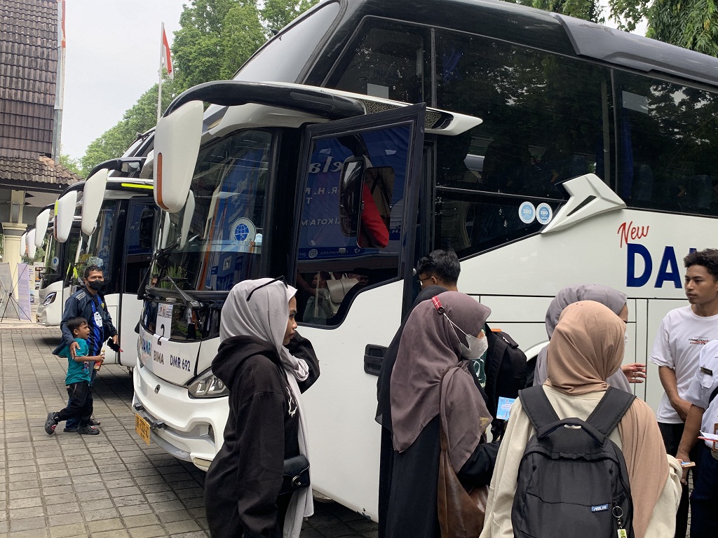 PULANG KAMPUNG: Rombongan pemudik menaiki bus untuk keberangkatan ke Pelabuhan Kayangan, Rabu (26/3).&nbsp;