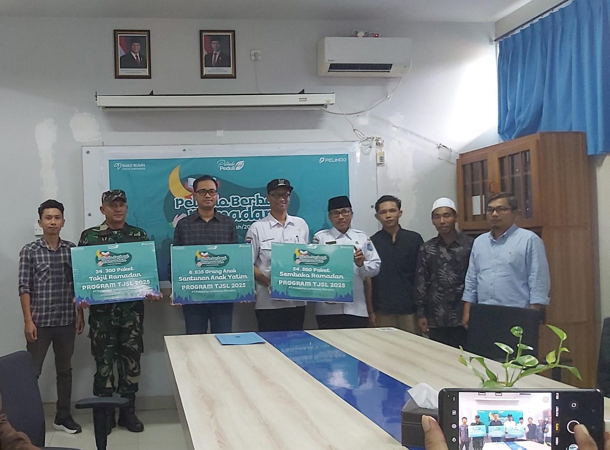 SIMBOLIS: Perwakilan Pelindo saat menyerahkan secara simbolis santunan ke Kecamatan Lembar di kantor Pelindo Lembar, beberapa hari lalu.