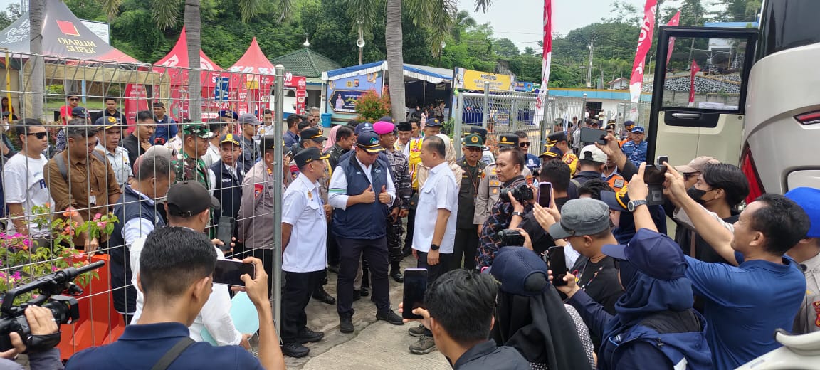 Gubernur NTB Miq Iqbal bersama Forkopimda NTB dan Dishub NTB mengecek arus mudik di Pelabuhan Lembar, Kamis (27/3).