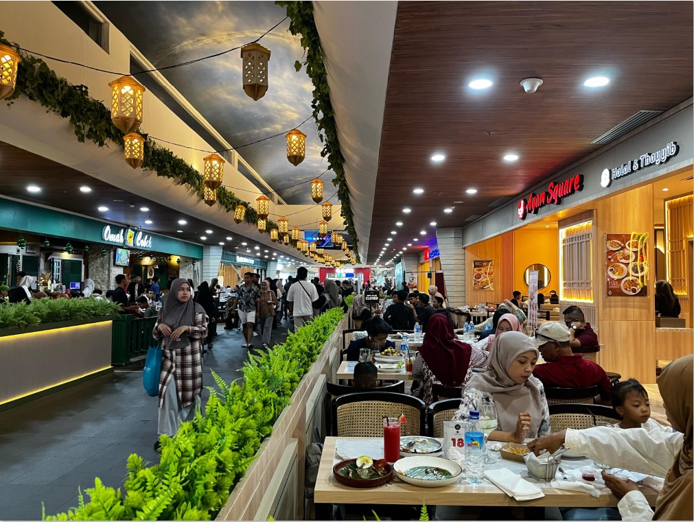 RAMAI: Para pengunjung Lombok Epicentrum Mall (LEM) yang tengah menikmati aneka makanan di spot kuliner lantai dua, Selasa (25/3).
