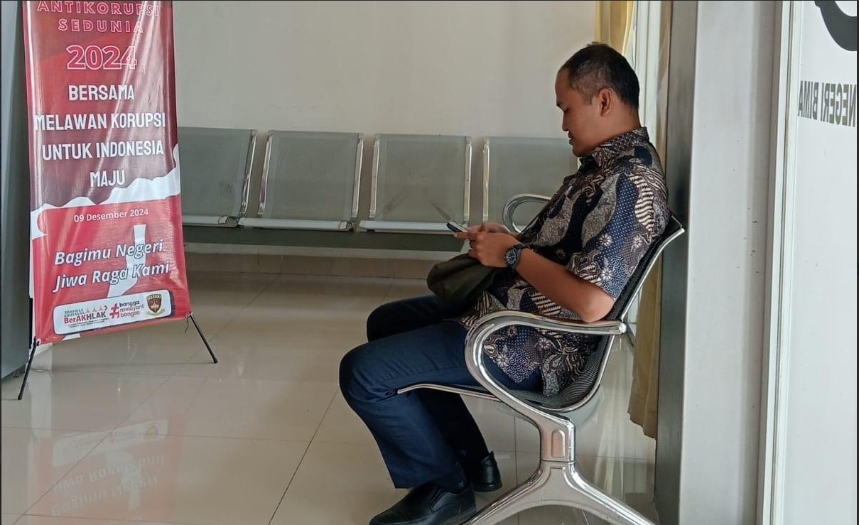DIPERIKSA: Bagian kredit salah satu bank BUMN diperiksa penyidik Kejari Bima, beberapa hari lalu.