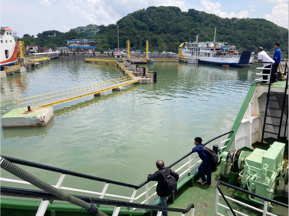 SANDAR: Beberapa orang penumpang tengah menunggu kapal bersandar di pelabuhan Lembar, Lombok Barat, beberapa waktu lalu.&nbsp;