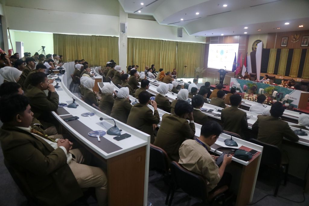 TUKAR PIKIRAN: Wakil Menteri Pariwisata Ni Luh Puspa bersama Wakil Menteri P2MI Christina Aryani memberikan informasi peluang kerja di luar negeri sektor hospitality kepada mahasiswa Poltekpar Lombok.