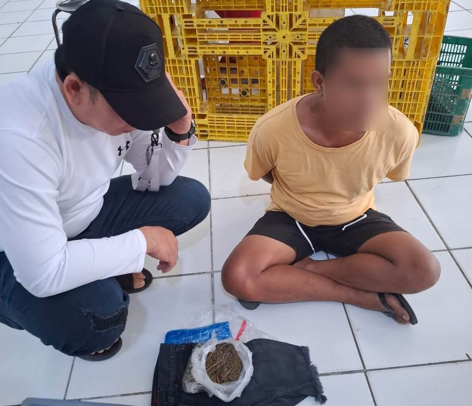 TIDAK BERKUTIK: Pemesan ganja berinisial IGAW diringkus tim Berantas dan Intelijen BNN NTB di salah satu tempat kantor jasa pengiriman barang, kawasan Bengkel, Lombok Barat, Kamis (27/3).