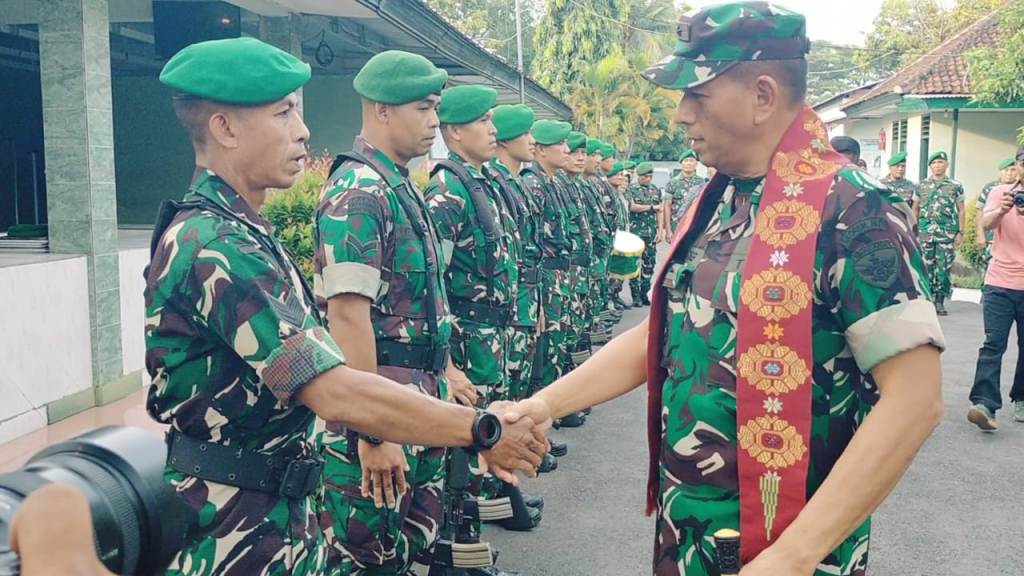 BERANTAS NARKOBA: Danrem 162/WB Brigjen TNI Moch Sjasul Arief tekankan para prajurit dan Babinsa untuk tangkap pengedar maupun pemakai narkoba dalam kunjungannya ke Makodim 1620/Lote