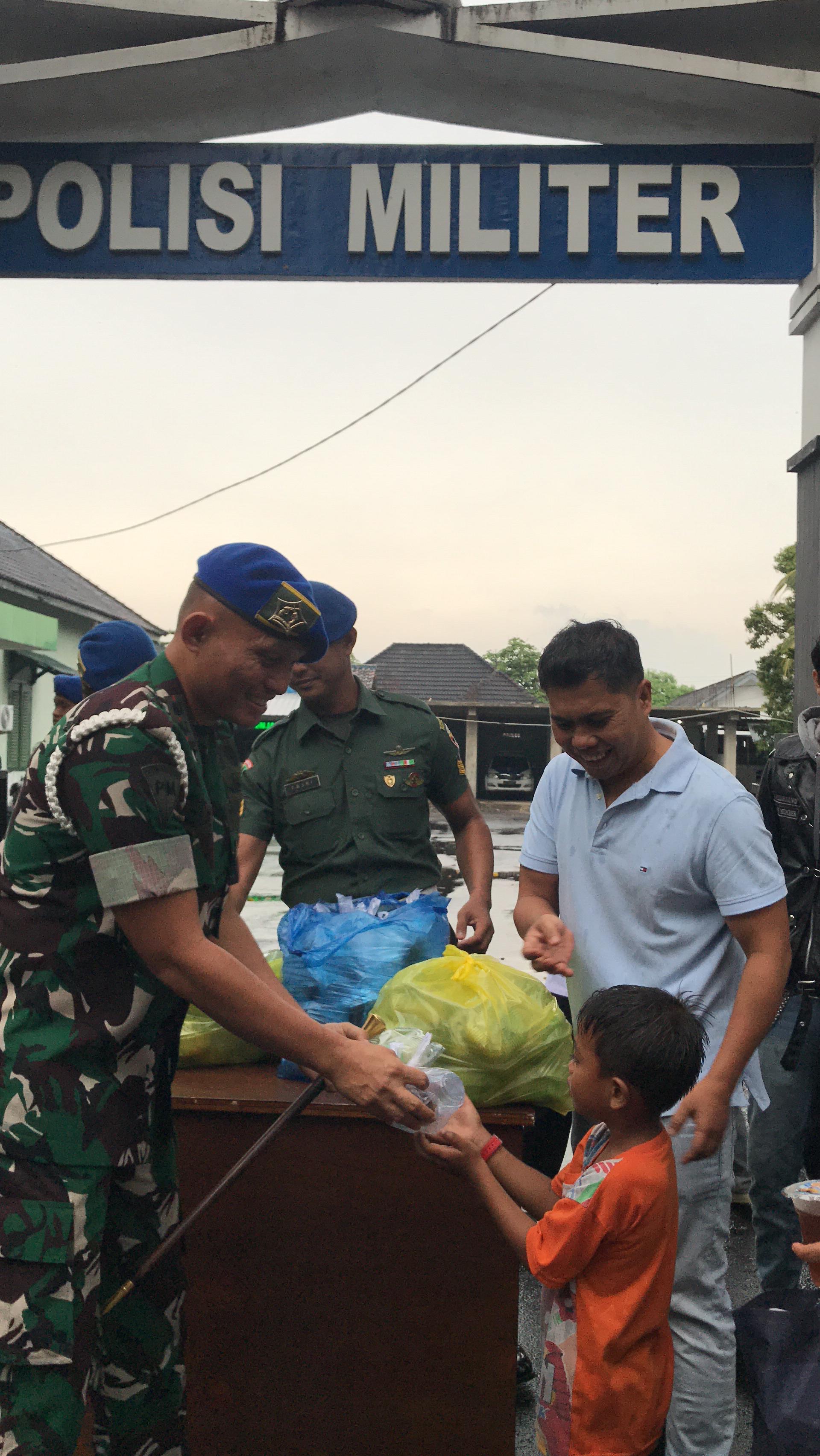 Komandan Denpom IX/2 Letkol Cpm Dedy Wahyu Siswanto, S.H., dan Ketua DPC Gerindra Kota Mataram Abd Rachman, berbagi takjil pada masyarakat, Kamis (27/3).