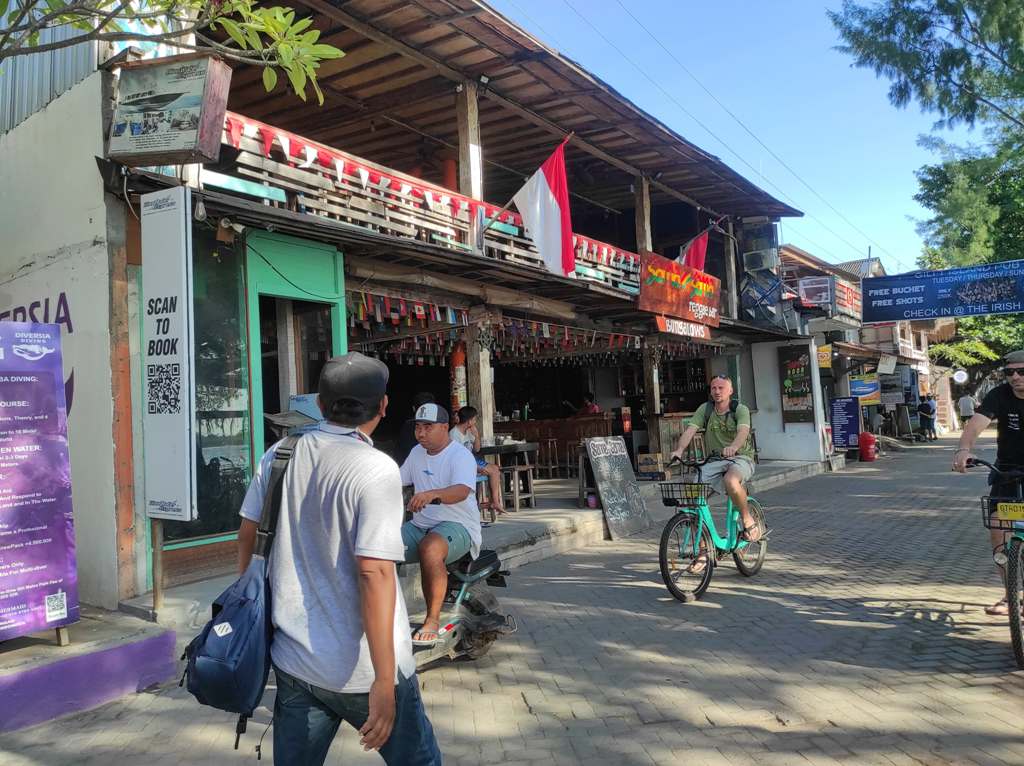 NIKMATI MOMEN: Wisatawan yang tengah berlibur di Gili Trawangan, beberapa waktu lalu.
