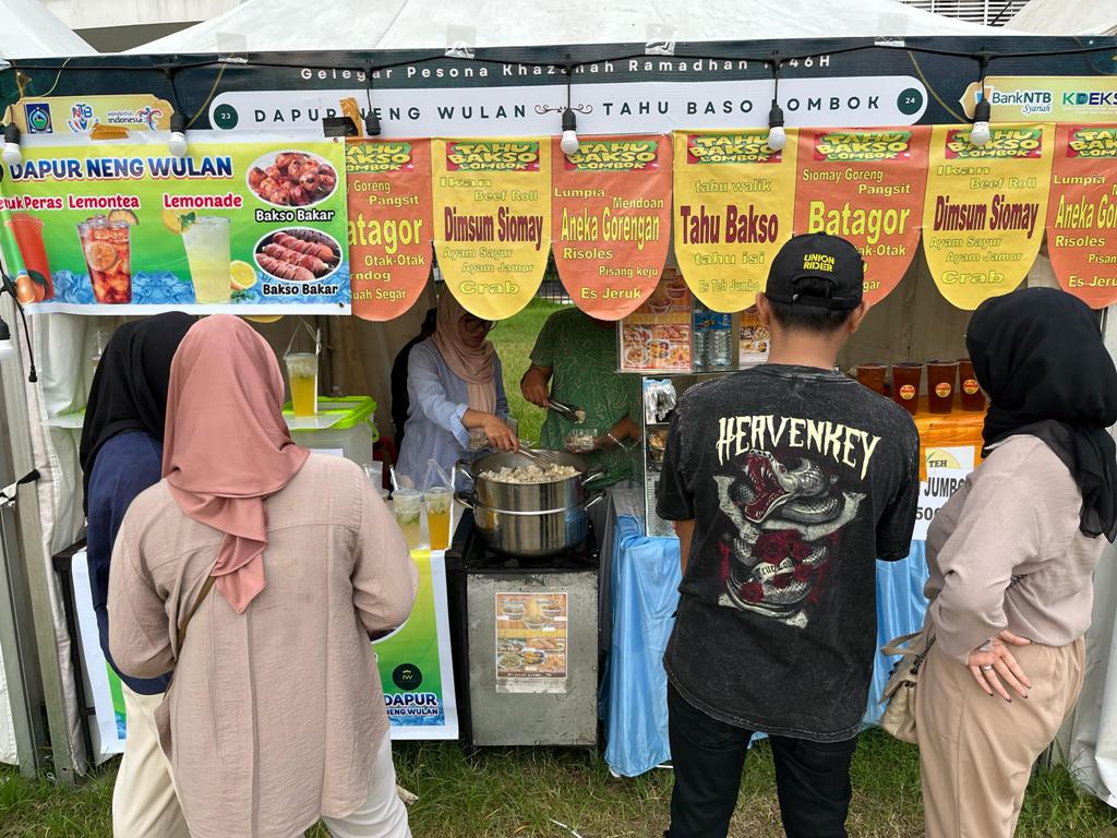 PERPUTARAN EKONOMI: Pengunjung event Gelegar Pesona Khazanah Ramadan di halaman Islamic Center, Mataram, yang tengah berbelanja di stan UMKM yang disediakan, pekan lalu.