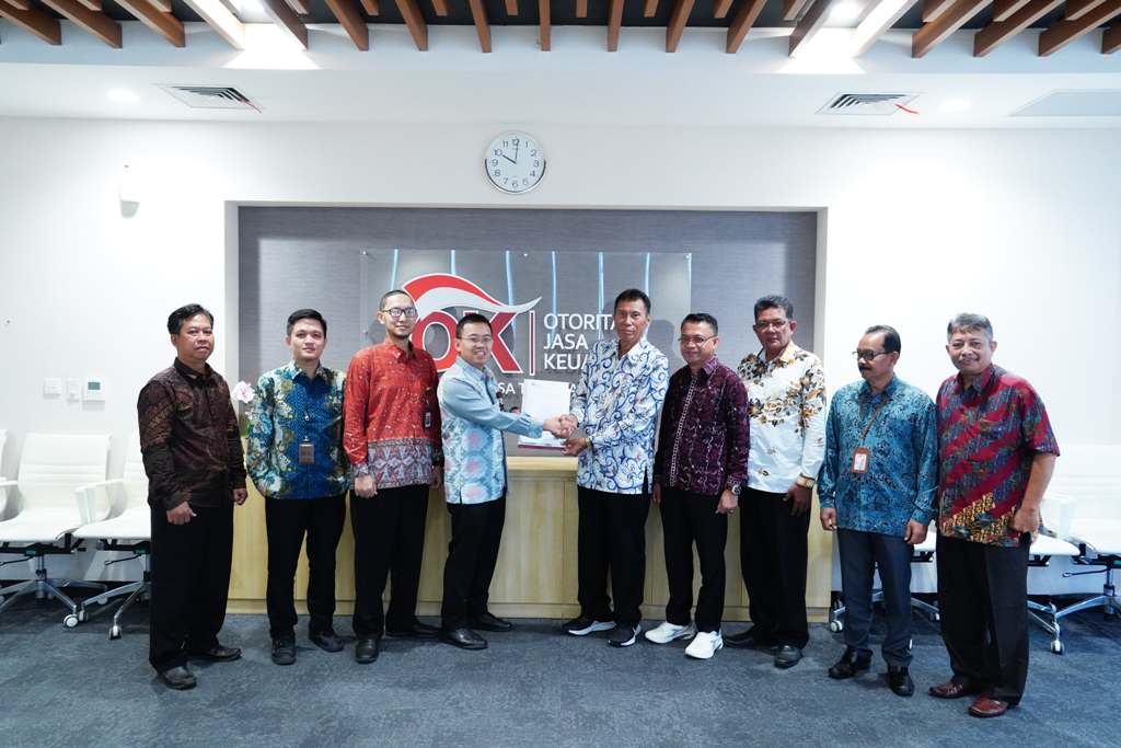SERAHKAN IZIN: Kepala OJK NTB Rudi Sulistyo menyerahkan izin merger BPR Kabalong Abdi Swadaya dan PT BPR Wiranadi di Kantor OJK NTB, pekan lalu.