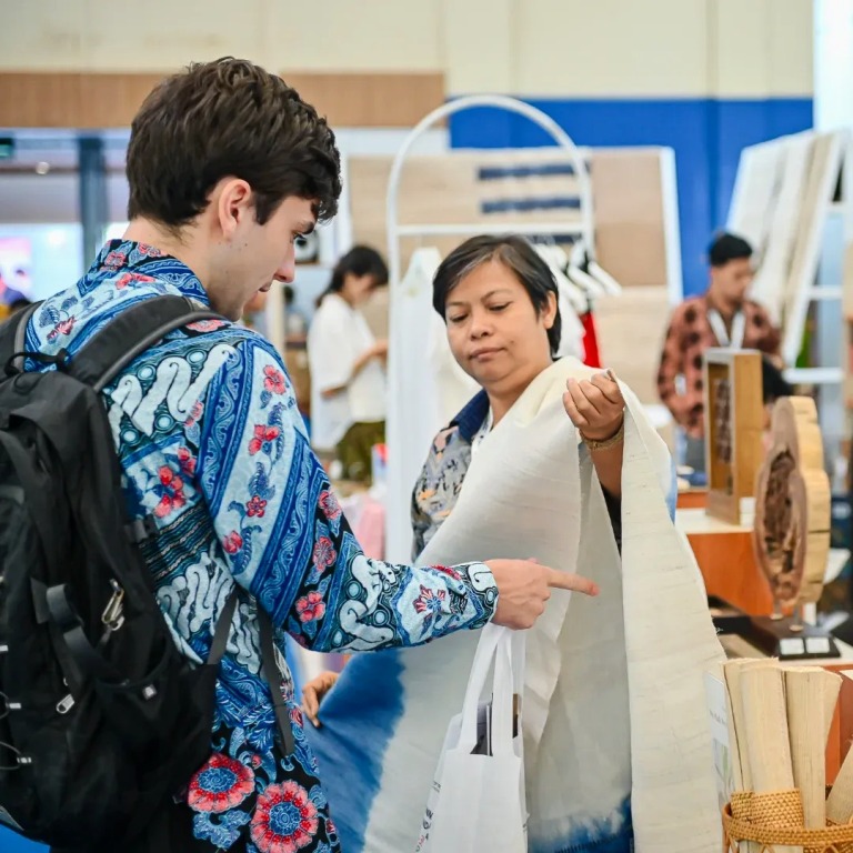 KENALKAN PRODUK: Owner Tenun Pinalo Aisyah Odis saat memperkenalkan produk tenunnya pada wisatawan asing dalam kegiatan Trade Expo Indonesia 2024 lalu.
