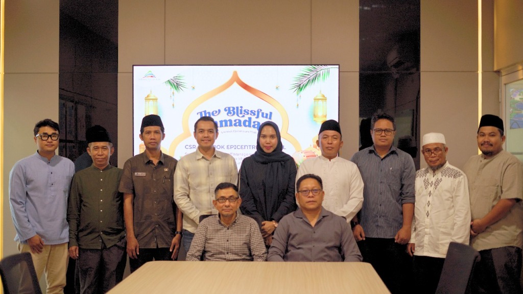 SILATURAHMI: GM LEM Salim Abdad berfoto bersama camat dan lurah di Kecamatan Mataram, dalam kunjungan silaturahmi di kantor Manajemen LEM, Selasa (25/3).