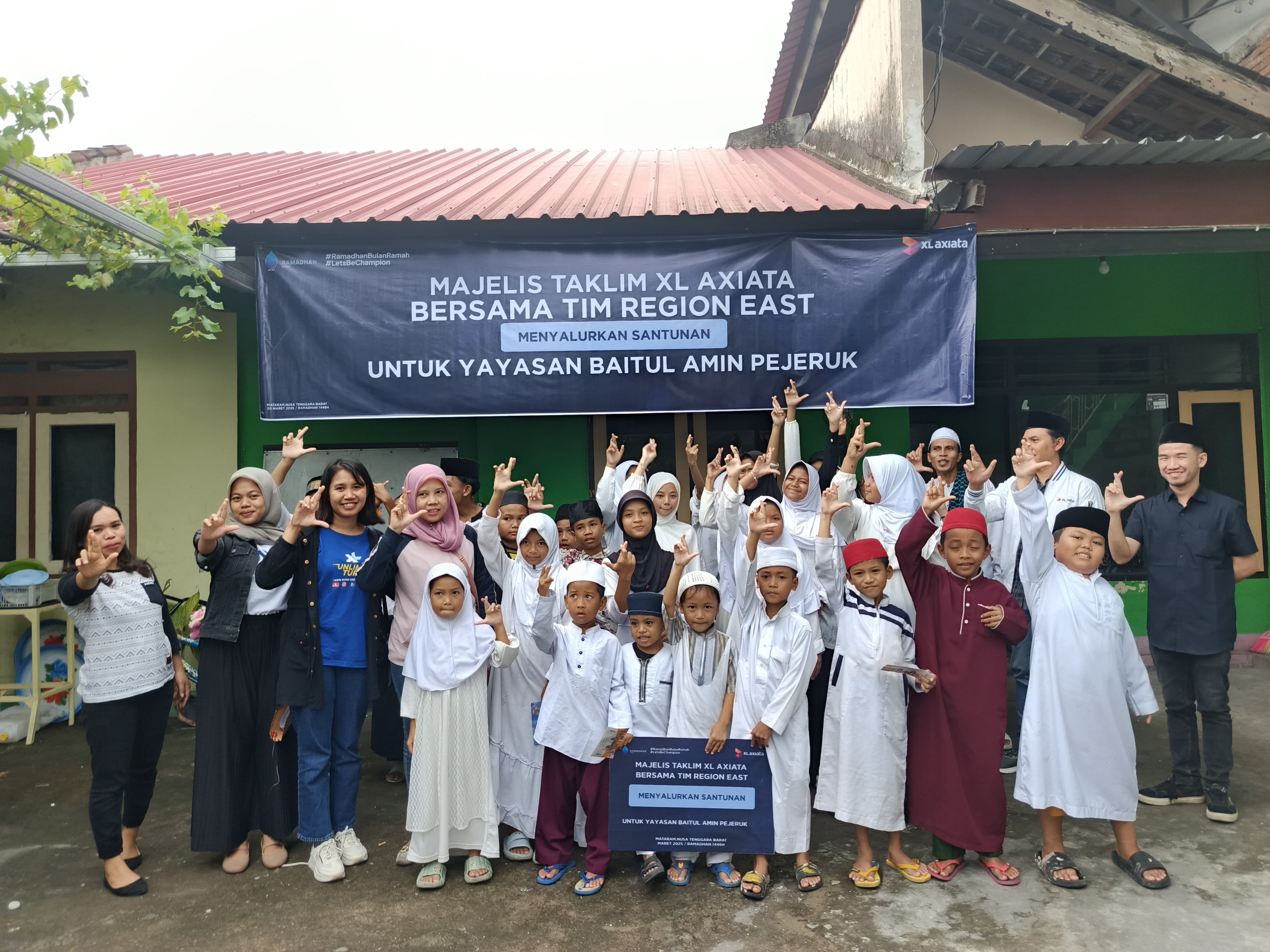 Territory Sales XL Axiata area Mataram Zulfahmi foto bersama usai menyalurkan santunan kepada Yayasan Baitul Amin Pejeruk dan sekitar 50 anak-anak dan pengajar di Kota Mataram, Kamis (20/3).