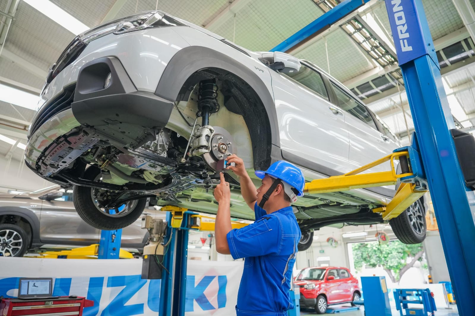 SERAGAM BARU: PT Suzuki Indomobil Sales (SIS) memperbarui seragam kerja teknisi sebagai identitas yang mudah dikenali oleh para pelanggan Bengkel Resmi Suzuki.