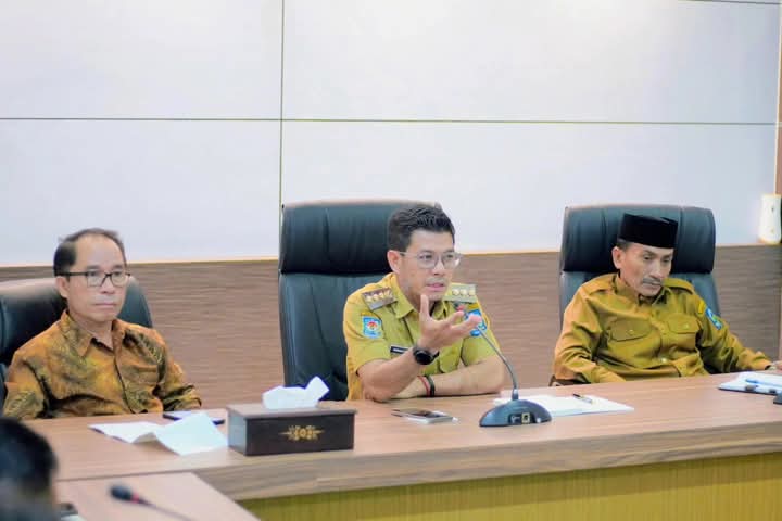 TEGAS: Bupati Dompu Bambang Firdaus didampingi Wakil Bupati Syirajudin dan Ketua DPRD Dompu Muttakun.