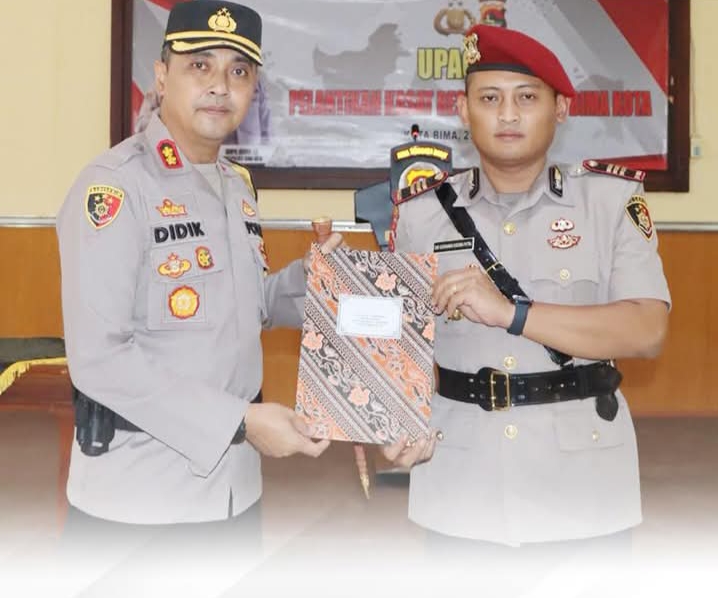 Kapolres Bima Kota AKBP Didik Putra Kuncoro melantik AKP Dwi Kurniawan Kusuma Putra sebagai Kasatreskrim Polres Bima Kota, Kamis (27/3). (DOK Polres Bima Kota)