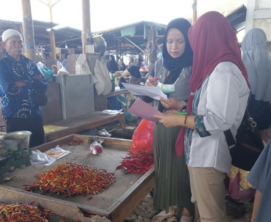 PEMANTAUAN STOK DAN HARGA: Tim DKP NTB melakukan pemantauan harga dan stok bahan pokok di Pasar Mandalika, Jumat (27/3).